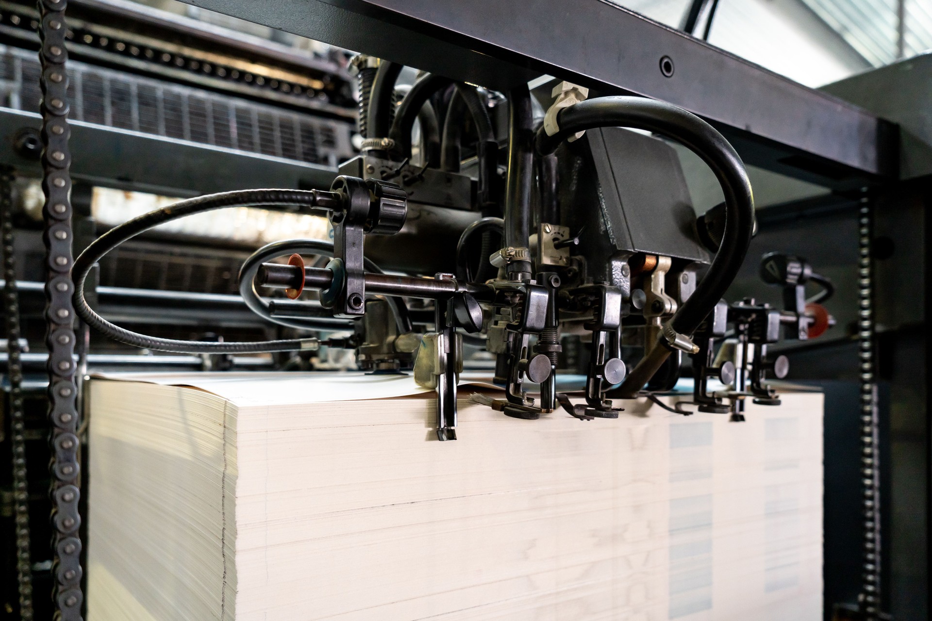 Offset printing machine feeder transfer metallic paper through the feeding table to the printing unit